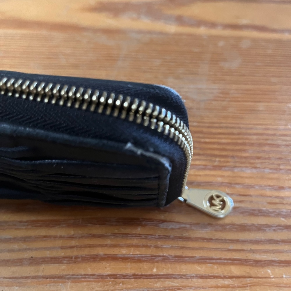 Black leather Michael Kors zip around wallet - Picture 5 of 6
